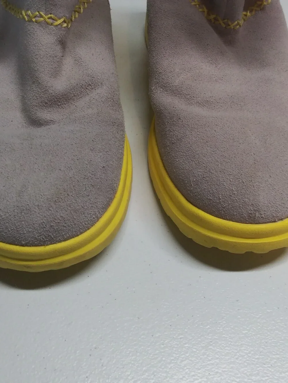 UGG Women's Knotty Moonstone Hearts Suede Gray Yellow Bow Boot Size 9